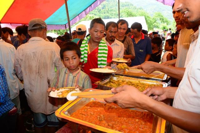 Từ 7 tuần nay, đây là lần đầu tiên người dân nơi đây có một buổi ăn thịnh soạn như thế này.