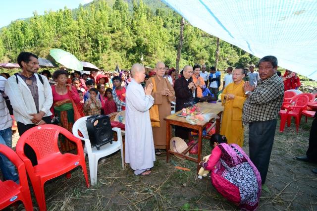 Phái đoàn tụng kinh cầu nguyện.