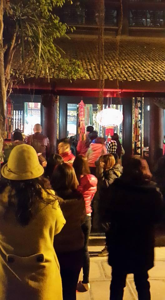 Người dân đi lễ ở Chùa Hà lúc 3h sáng ngày mồng 1 tết. (ảnh: Minh Long).