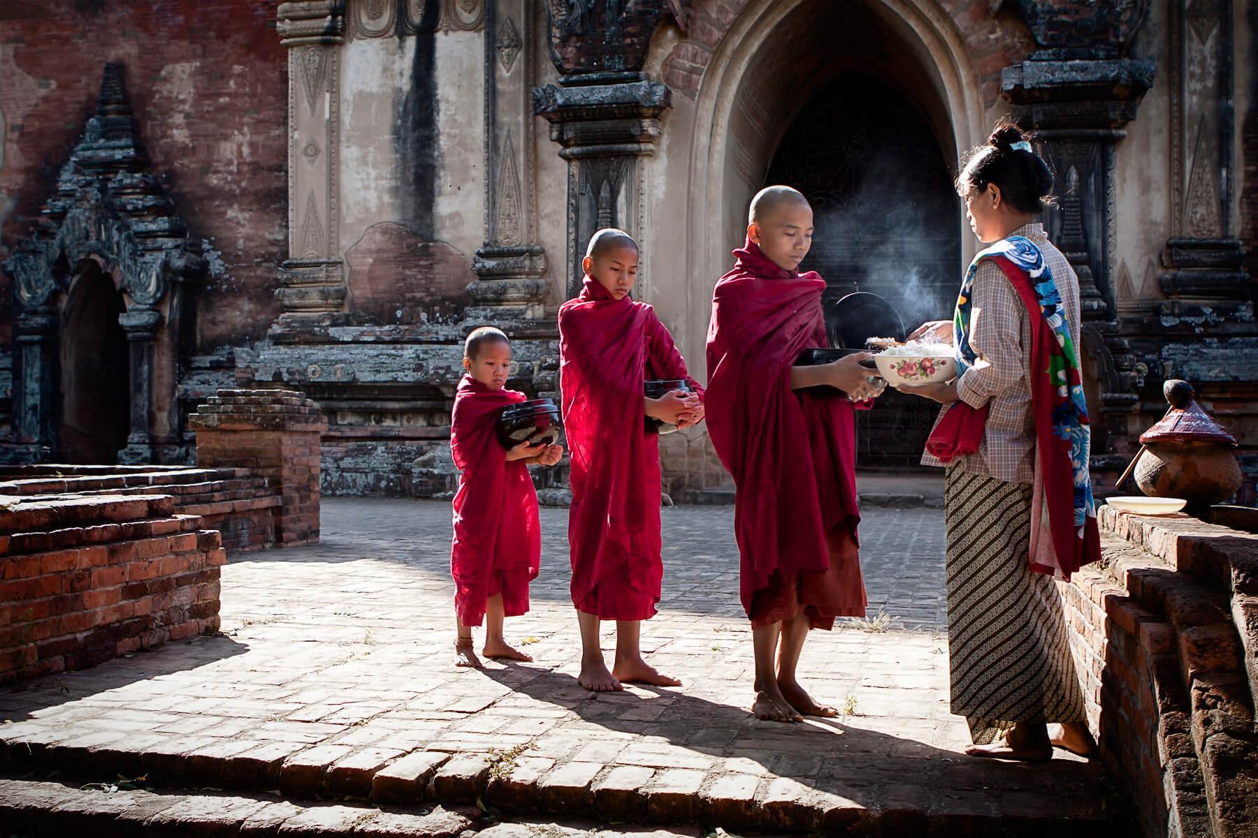 bagan-monk-offering-12.jpg