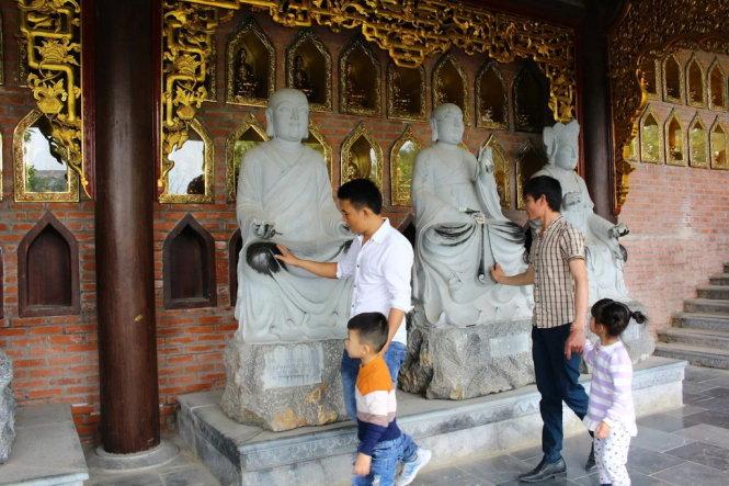 Vô tư sờ tượng thần, Phật, ném tiền lẻ ở chùa Bái Đính 