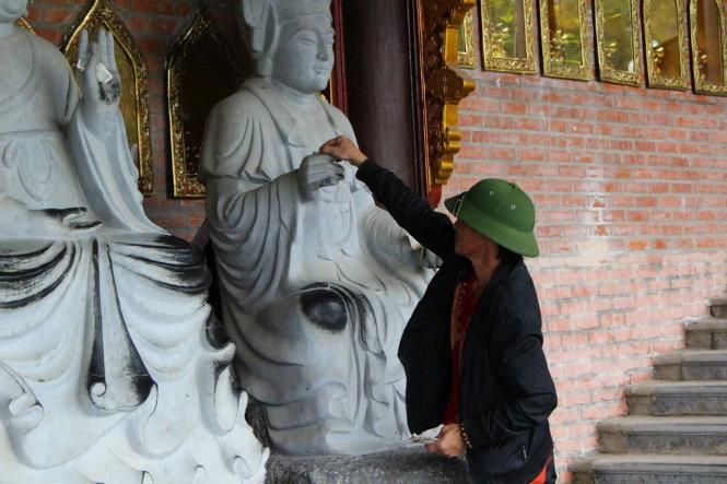 Vô tư sờ tượng thần, Phật, ném tiền lẻ ở chùa Bái Đính 