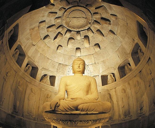 Hang Seok-gul là công trình nhân tạo được chạm khắc hoàn toàn trong hang đá.jpg