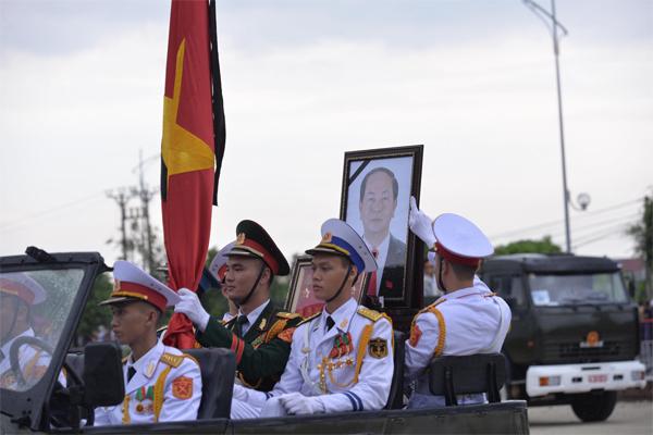 Đoàn xe tang chạy trên quốc lộ 10, về đến xã Quang Thiện, huyện Kim Sơn.