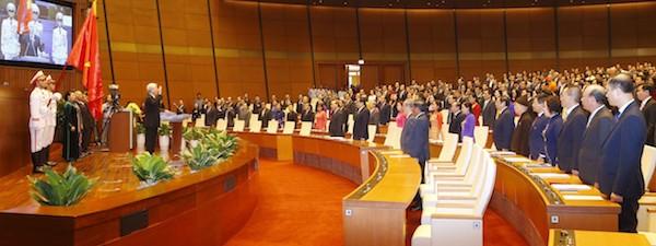 Các đại biểu đứng nghiêm trang khi Tổng bí thư, Chủ tịch nước Nguyễn Phú Trọng tuyên thệ. Ảnh: TTX