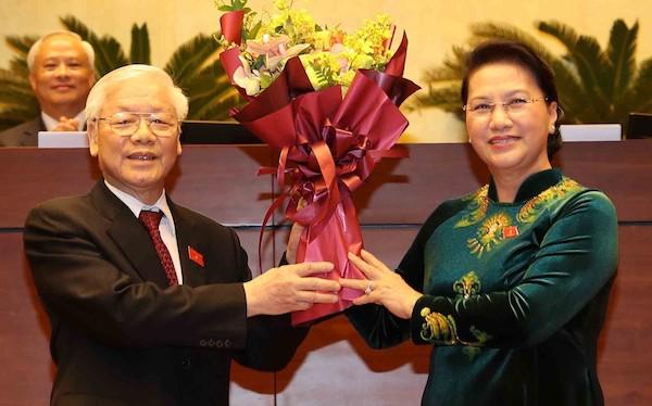 Chủ tịch Quốc hội Nguyễn Thị Kim Ngân tặng hoa chúc mừng Tổng bí thư, Chủ tịch nước Nguyễn Phú Trọng. Ảnh: TTX