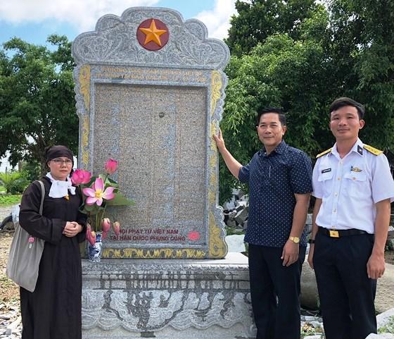 Tiếp nhận Bia tưởng niệm ghi danh chiến sĩ Gạc Ma và anh hùng Phan Vinh ảnh 1