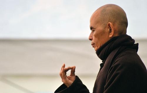 Thiền sư Thích Nhất Hạnh ngồi thiền. Ảnh: UBC.