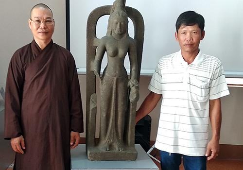 Tượng nữ thần Saraswati được ông Lê Văn Thôn và Đại đức Thích Đức Hiền trao tặng cho bảo tàng Vĩnh Long. Ảnh: An Bình