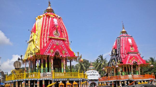 Một “ngôi đền Ratha” được thiết kế giống với một chiếc xe đẩy, có bánh xe ở hai bên và thường là ngựa