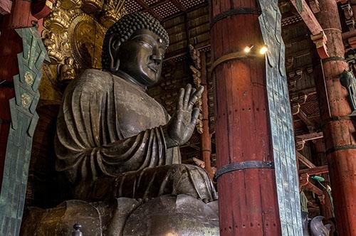 Bức tượng Daibutsu (Đại Phật) – bức tượng Phật bằng đồng mạ vàng lớn nhất thế giới – nằm trong một công trình làm hòan tòan bằng gỗ – Daibutsu-den (Đại Phật Điện).