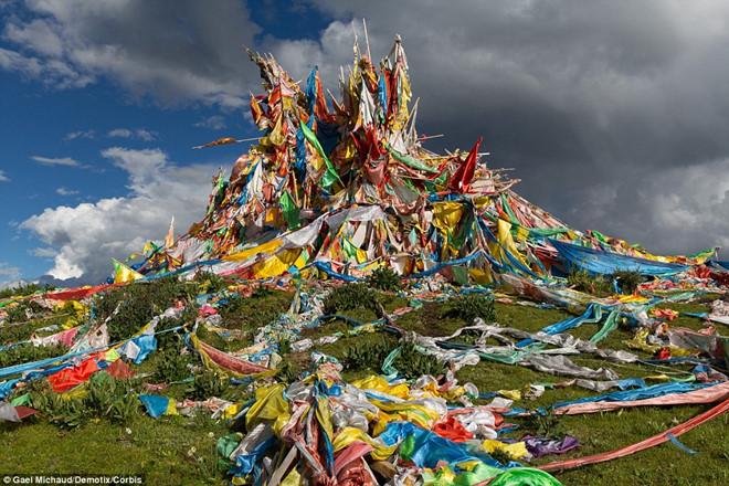 Các nhà sư buộc những lá cờ đầy màu sắc trên một đỉnh đồi gần làng để thể hiện sự tôn sùng của họ đối với Phật giáo.