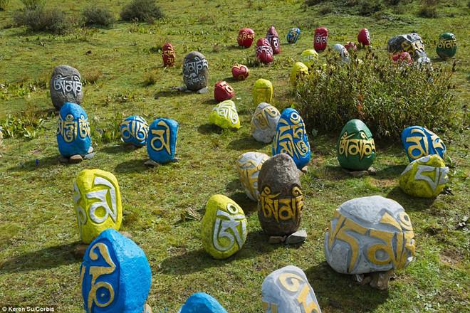 Tăng ni trang trí Học viện bằng những hòn đá đầy màu sắc. Nếu du khách tại Thành Đô muốn đến làng Phật giáo lớn nhất thế giới, họ phải di chuyển bằng ôtô trong khoảng 20 giờ.