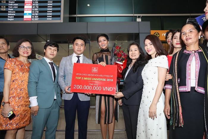 Hoa hậu H'Hen Niê nhận tiền thưởng từ nhà tài trợ.