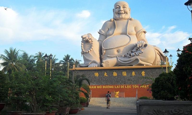 Nụ cười bất diệt của Phật Di Lặc.