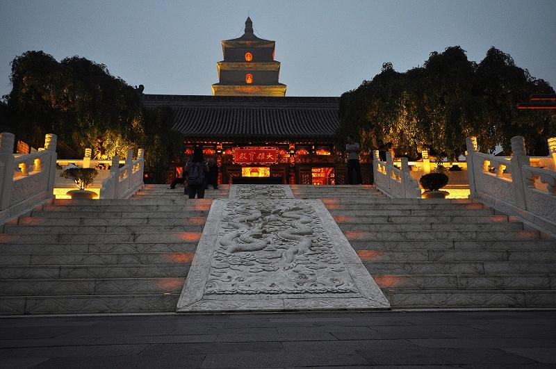 Năm 645 về đến Trường An, đoạn đường thầy Đường Tăng đi qua tính ra khoảng 25.000 cây số. Ông mang về nhiều tượng Phật, 150 xá lợi và 657 bộ kinh bằng tiếng Phạn. Sau đó, ông cho xây dựng và thành lập một khu dịch thuật kinh Phật khổng lồ từ tiếng Phạn sang chữ Hán.