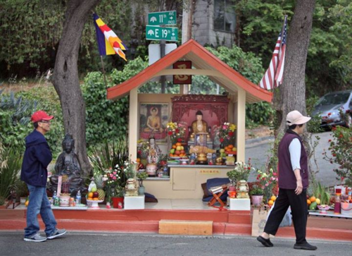 Những người Việt nhập cư đã xây một ngôi đền nhỏ vào vị trí đặt tượng ban đầu của Dan Stevenson. Ảnh: Odd.