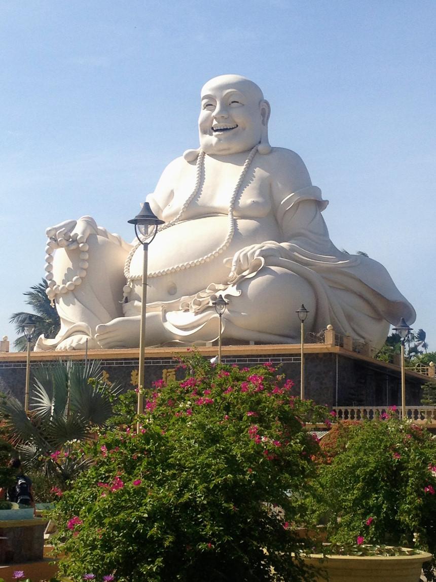 Chùa Vĩnh Tràng có không khí trang nghiêm, thanh tịnh. Tuy nhiên, nơi đây cũng đem đến cho bạn cảm giác thoải mái, bình yên khi trước tượng Phật Di Lặc. Ảnh: Suzannainthesand.