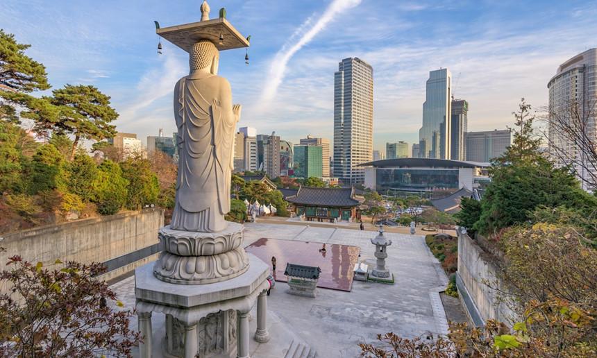 Tượng Phật đền Bongeunsa, Seoul, Hàn Quốc: Nhìn ra chân trời của thủ đô Seoul, tượng Phật giống như một điểm tĩnh lặng và bình yên giữa thế giới hiện đại, bận rộn và vội vã. Được xây dựng năm 794, ngôi đền đã trải qua nhiều biến cố. Ngoài tượng Phật nổi tiếng, đền còn có chương trình đặc biệt, cho du khách ở lại trong đền và trải nghiệm cuộc sống của một nhà sư. Ảnh: Wanderlust.