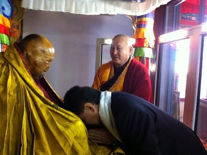 Các Phật tử thấy sốc khi thấy thân nhiệt của ngài còn ấm