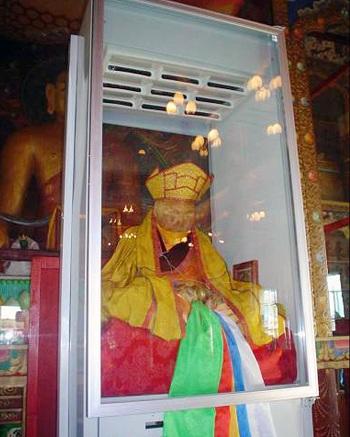 Nhục thân ngài được quàn tại khung kính trong tự viện để các Phật tử chiêm bái