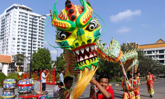 Người dân châu Á rộn ràng đón Tết Kỷ Hợi