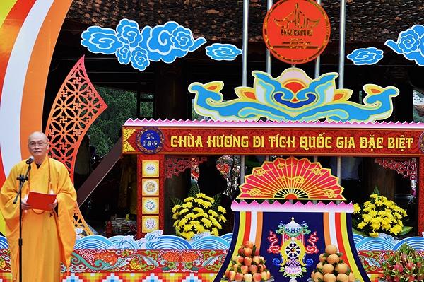 Thượng tọa Thích Minh Hiền trụ trì chùa Hương phát biểu