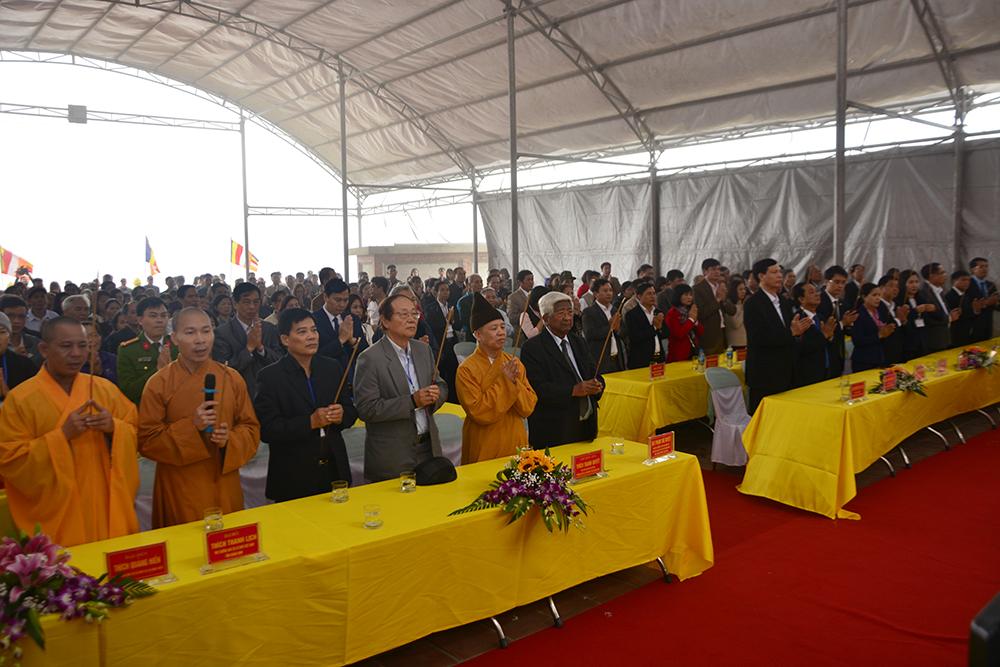 Đại biểu, cùng du khách tham dự lễ khai hội xuân Ngọa Vân 2019 và cầu nguyện Quốc thái dân an.