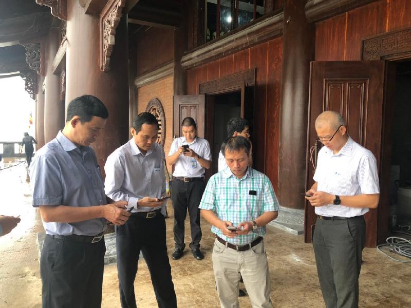 Phó Tổng Giám đốc VNPT-Net Nguyễn Việt Long, Giám đốc VNPT Hà Nam kiểm tra xe phát sóng lưu động và chất lượng sóng phục vụ Đại lễ Phật đản Liên Hợp Quốc tại Việt Nam (Vesak 2019)