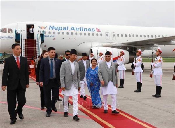 Thủ tướng nước Cộng hòa Dân chủ Liên bang Nepal Khadga Prasad Sharma Oli cùng Phu nhân tại sân bay Nội Bài