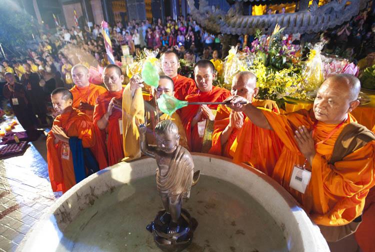 Nghi lễ Tắm Phật tại Vesak 2014 ở Việt Nam. Ảnh: Mai Uyên. 