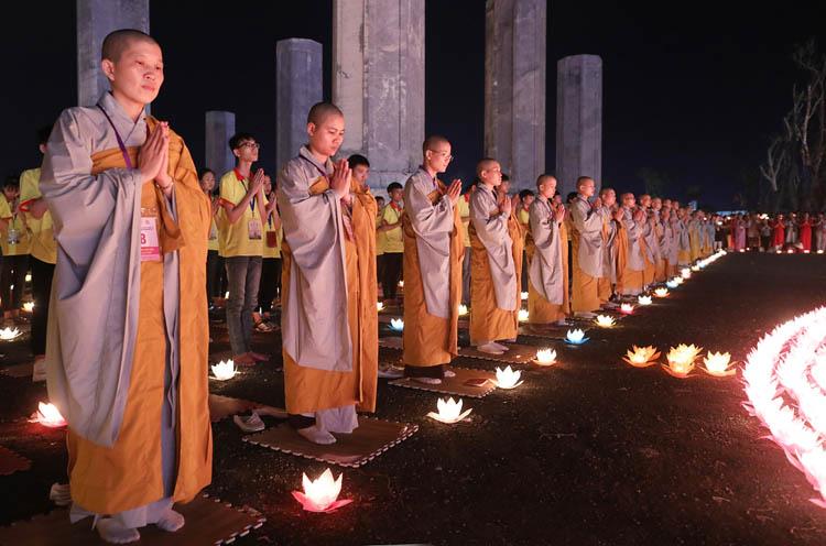 Lễ hoa đăng cầu nguyện hoà bình thế giới tại chùa Tam Chúc tối 13/5. Ảnh: Ngọc Thành.