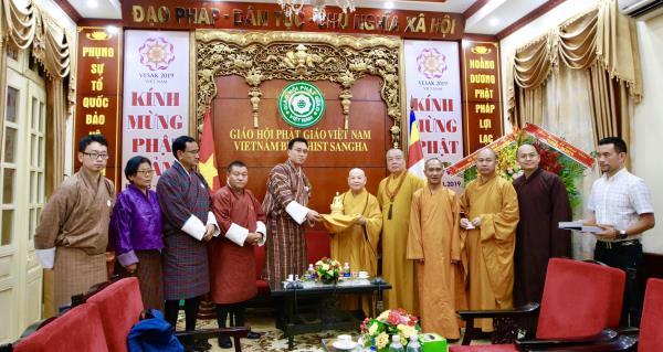 Chủ tịch Thượng viện Bhutan đón nhận tặng phẩm của GHPGVN