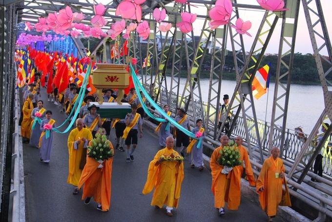 Dẫn đầu đoàn rước Phật là ba nhà sư mang hai bình hoa sen và hương trầm, tiếp theo là đoàn phật tử mang theo cờ Tổ quốc, cờ phật giáo và hàng nghìn tăng ni phật tử cầm đèn hoa đăng.