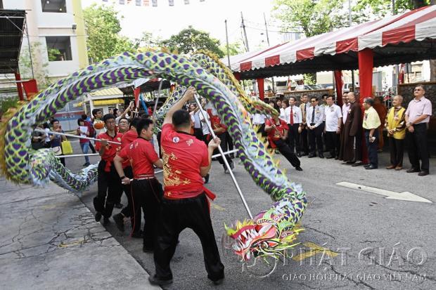 Khách và các thành viên Ủy ban tổ chức Lễ hội Wesak của Penang PL. 2563 – DL. 2019 thưởng thức tiết mục biểu diễn múa rồng.