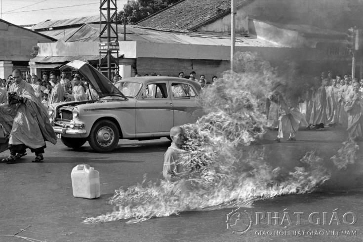 07. Ảnh của Malcolm Browne đoạt giải World Press Photo năm 1963. Bức ảnh gây xúc động đến nỗi Tổng thống Mỹ lúc đó là John F. Kennedy phải thốt lên: 