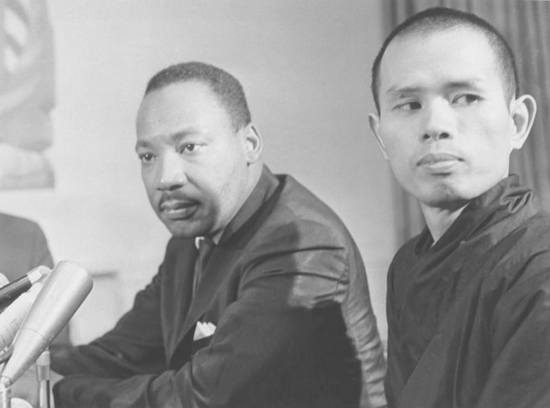 Martin Luther King, Jr. hợp báo với thiền sư Thích Nhất Hạnh [hình chụp năm 1966] Ảnh:picsunday.com