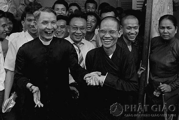 Ngày 12/11/1963, Linh mục Lê Quang Oánh (trái) đang bắt tay vui mừng với Thượng tọa Thích Tâm Châu, chủ tịch ủy ban liên phái bảo vệ Phật Giáo tại chùa Xá Lợi. Linh mục Oánh là người đã ủng hộ cuộc tranh đấu của Phật Giáo. Linh mục đã đến chùa thăm Thượng tọa Tâm Châu, người đã bị giam giữ từ ngày 21/8/1963 trong cuộc tấn công các chùa chiền của Diệm. Ảnh:Bettmann/CORBIS