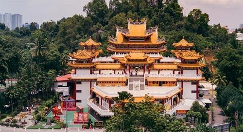 Tọa lạc trên đồi Robson, thủ đô Kuala Lumpur, Malaysia, chùa Thiên Hậu có diện tích 6.760 m2, được xây dựng từ năm 1981 và khánh thành vào ngày 3/9/1989. Ảnh: Triip Me.