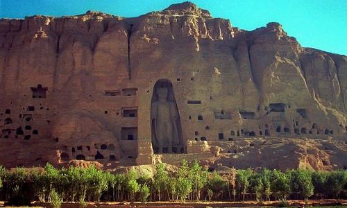 Bức ảnh này được chụp trước năm 2001, khi bức tượng khổng lồ được khắc trên vách núi vẫn còn tồn tại. Tổ hợp này được tạo nên từ thế kỷ thứ 6 và đã trải qua 1.500 năm tồn tại trước khi bị lực lượng Taliban phá hủy. Ảnh: AP.