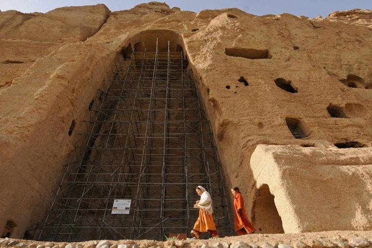 Cũng giống như hai bức tượng, các tu viện được xây dựng bằng cách đào hang vào trong núi, vì vậy tổ hợp này có một hệ thống chằng chịt các căn phòng nơi nhiều người dân Afghanistan sinh sống. Ảnh: AFP.