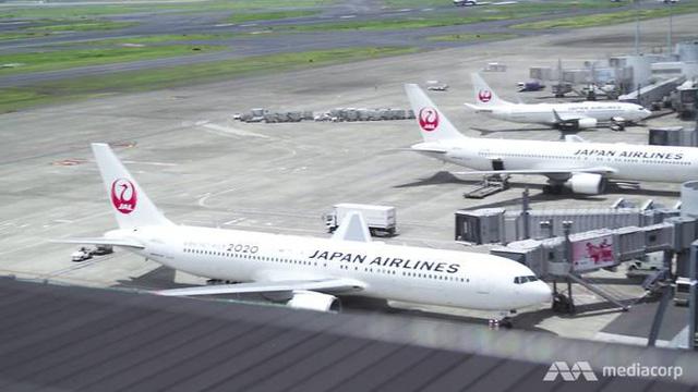 Hơn 100 máy bay của Japan Airlines phải “nằm đất” và 50 đường bay thua lỗ bị ngừng khai thác sau khi hãng nộp đơn xin bảo hộ phá sản. Ảnh: Mediacorp
