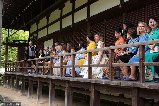 Các phu nhân được thưởng thức màn biểu diễn trống truyền thống tại chùa. Ảnh: Reuters