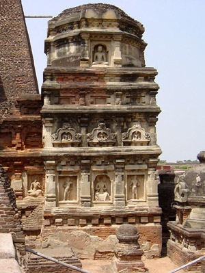 Khi giặc Hồi giáo tiến chiếm tu viện Nalanda. Họ phá huỷ tất cả chùa tháp tinh xá trong khuôn viên Nalanda, đập nát các tượng Phật bằng đá và thiêu đốt kinh sách, đồng thời binh lính Hồi giáo đã xuống tay giết hại ít nhất là ba ngàn vị sư đang tu học ở viện Nalanda nầy.