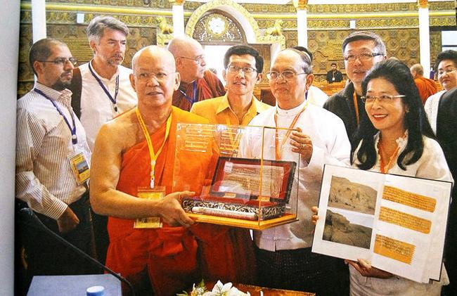 Ngài U Thein Sein, khi là Tổng thống Myanmar (thứ hai từ phải sang) nâng niu bản kinh 2.000 năm khi cổ vật này được trưng bày tại Sagaing (Myanmar). Ảnh: tư liệu - Đình Toàn chụp lại 