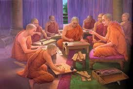 Không lâu sau khi Đức Phật nhập Niết-bàn, Tôn giả Mahakassapa (Ma-ha Ca-diếp), vị thượng thủ đương nhiên của Tăng-già thời Đức Phật, đã tuyển chọn năm trăm vị Tăng, tất cả đều đã đạt địa vị A-la-hán (những người đã đạt tới trạng thái Niết-bàn) để họp lại và cùng biên soạn một phiên bản có thẩm quyền của giáo pháp.