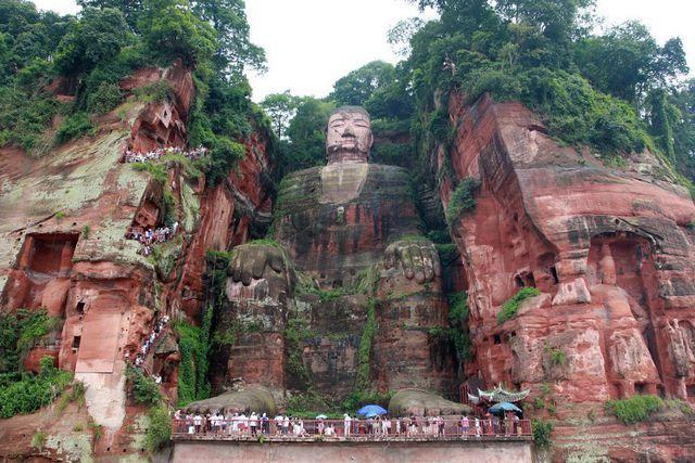 Di tích tượng Phật Di Lặc tạc khắc vào vách đá Thê Loan nổi tiếng bậc nhất của thành phố Lạc Sơn
