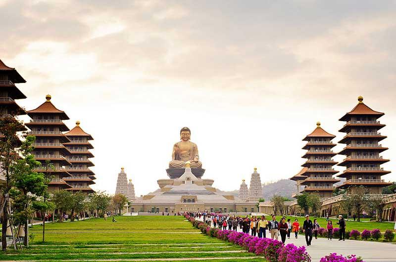 Toạ lạc trên ngọn núi cao tại Đại Thọ, thành phố Cao Hùng, Đài Loan (Trung Quốc), ngôi chùa nổi tiếng Phật Quang Sơn được người dân mệnh danh là 