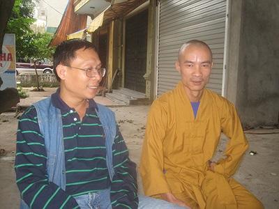Sư Thích Đạo Sơn (tức ông Nguyễn Quý Đoan) trò chuyện với nhà báo, tác giả bài viết