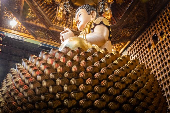 Đài sen bằng đồng dưới chân tượng Phật Thích Ca Mâu Ni được chế tác tinh xảo. Điều đặc biệt ẩn sau 1.000 cánh sen này là những bức tượng Phật nhỏ có màu trắng ngà.
